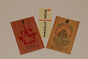 cartes postales en bois illustrant les figures du zodiaque.