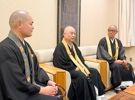 森法会課長（左）、和田法会部長（中央）、東山繊那（ゆいな）（右）