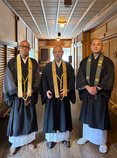 画像：東山繊那（ゆいな）（左）、和田法会部長（中央）、森法会課長（右）