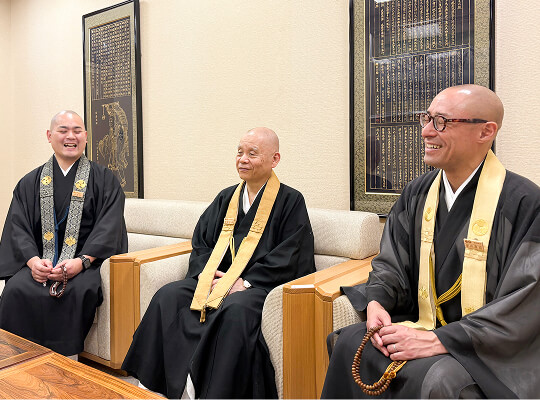 森法会課長（左）、和田法会部長（中央）、東山繊那（ゆいな）（右）