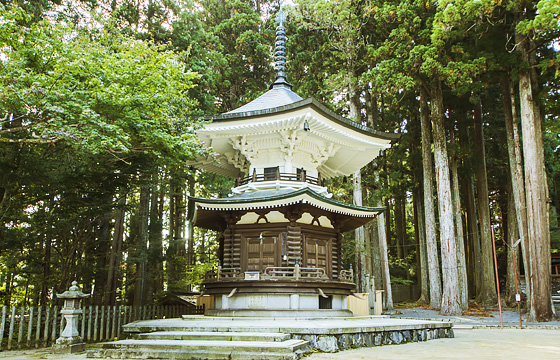 Rokkaku Kyuzo (hexagonal depository of the scriptures)