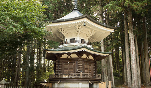 Rokkaku Kyuzo (hexagonal depository of the scriptures)