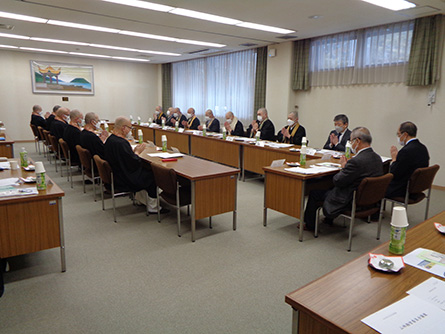 画像：金剛峯寺山林部の経営方針は、塔頭寺院住職や学識経験者で構成される山林経営委員会で決定します