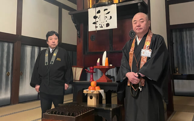 画像：総本山金剛峯寺内事長 岸本優宏さん（右）　納所 大谷重雄さん（左）