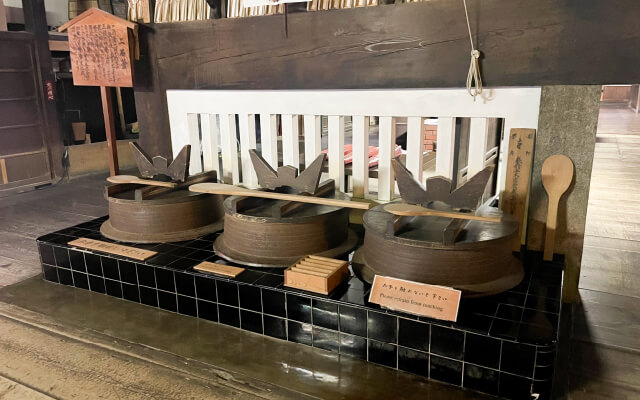 画像：三つで一度に二石（約2,000人分）のご飯を炊くことができる大釜。昭和50年代まで使われていました。