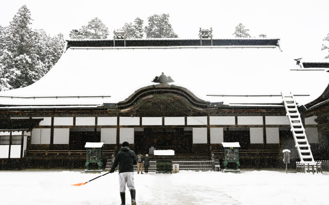 画像：雪かきをしている様子